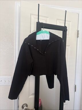 Black cropped shirt